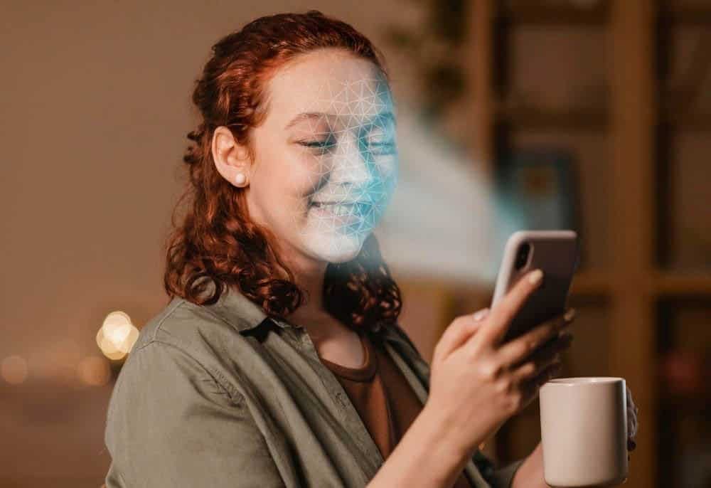 Mulher utilizando aplicativo com Inteligência Artifical no celular. Descubra como promover sua empresa com IA com a melhor Agência de Marketing em Londrina, a Futuro Marketing Digital.