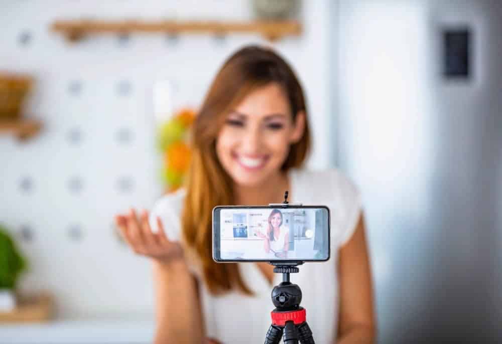 Imagem mostrando influenciadores digitais promovendo produtos, exemplificando o poder do marketing de influência para aumentar a visibilidade de marcas.