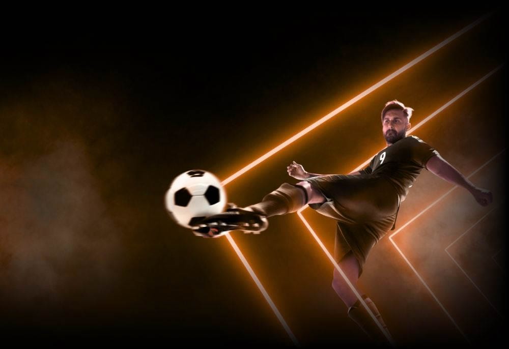 Jogador chutando bola em cenário dinâmico, representando estratégia de lançamento e tráfego pago em marketing digital