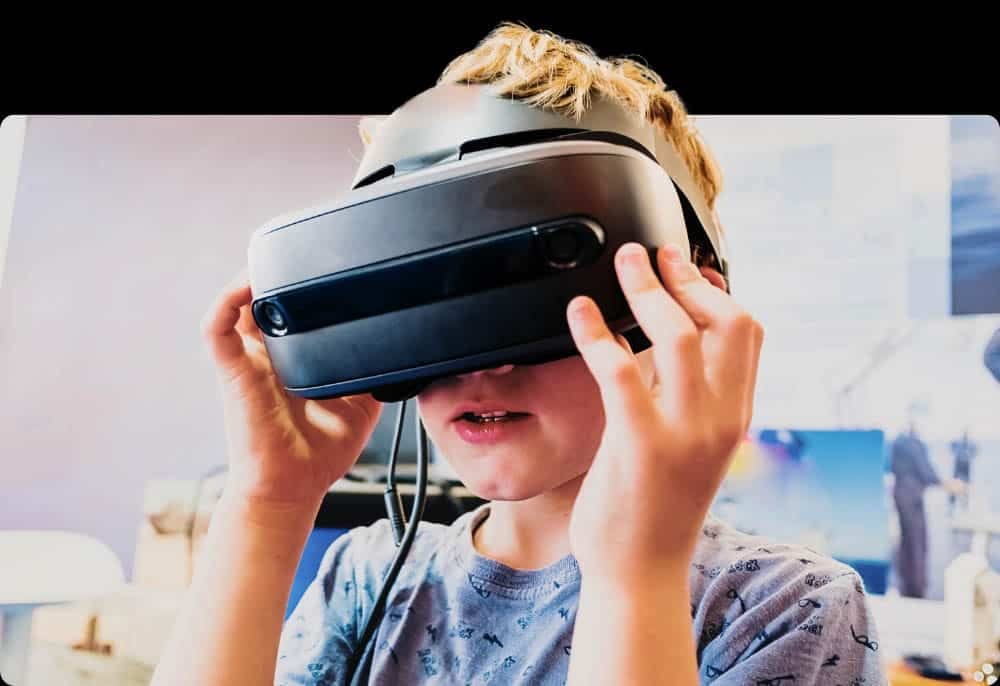 Pessoa usando óculos de realidade virtual, simbolizando o lançamento de novas tecnologias em marketing digital por uma agência de marketing.